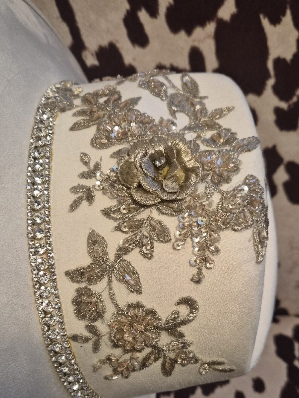 🩶Upscale Cream Hat with Metallic Floral Trim And Rhinestone Band🩶 - Picture 7 of 11